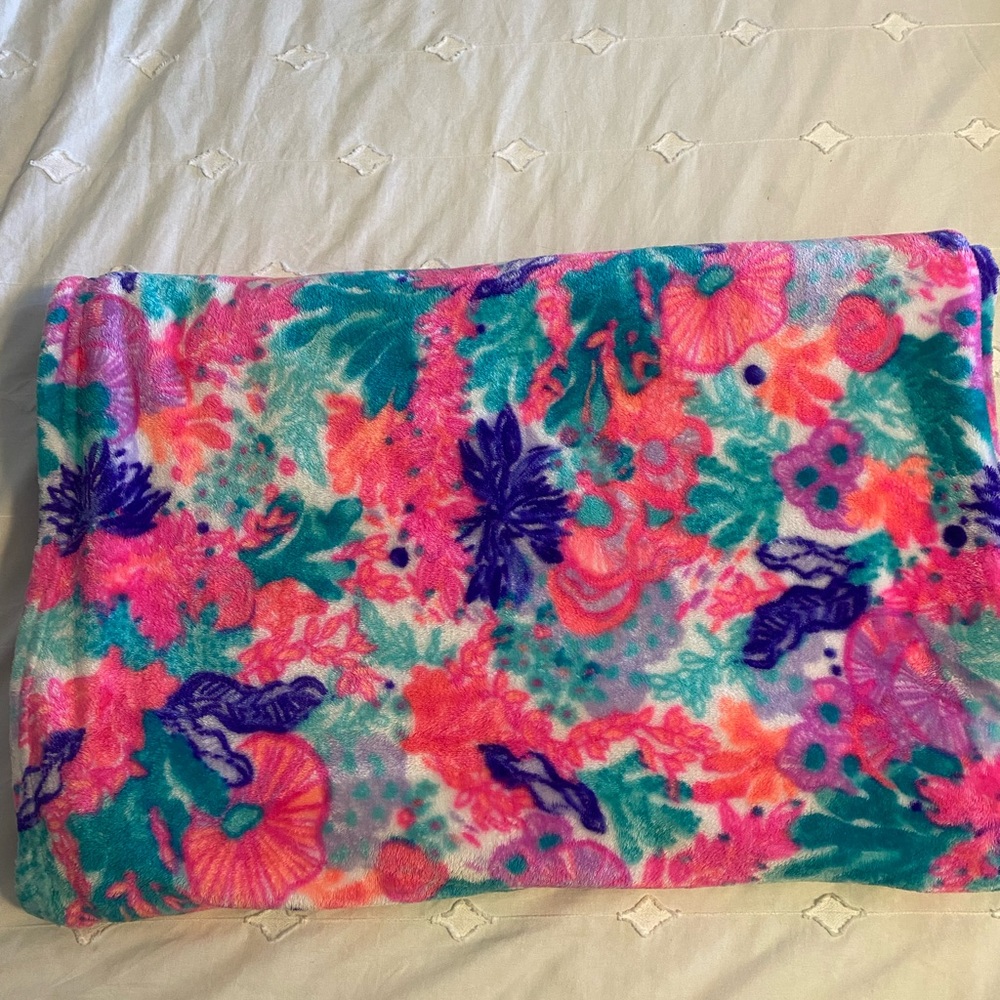 Lilly Pulitzer fleece blanket in Multi Seaside Carnivale print!
